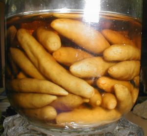 Piments confis    pickled chillies